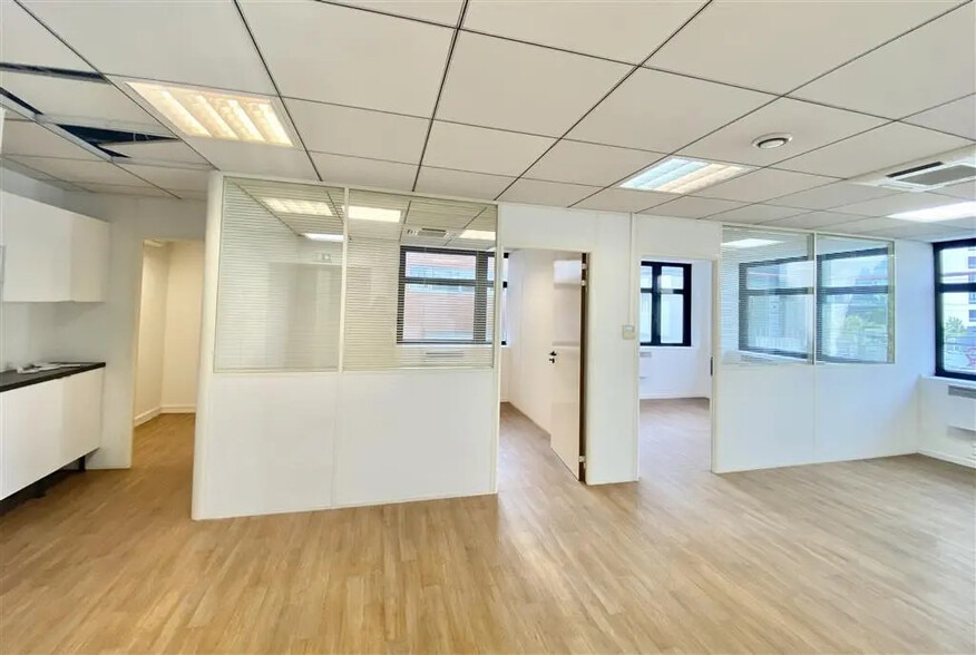 Office in Issy-les-Moulineaux for lease - Building Photo - Image 1 of 8