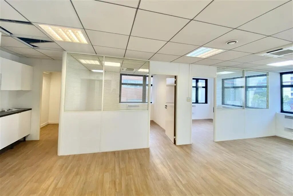 Office in Issy-les-Moulineaux for lease Building Photo- Image 1 of 9