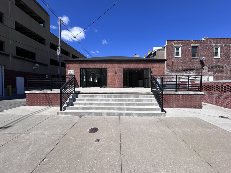 318 E Walnut St, Evansville, IN for lease - Building Photo - Image 1 of 11