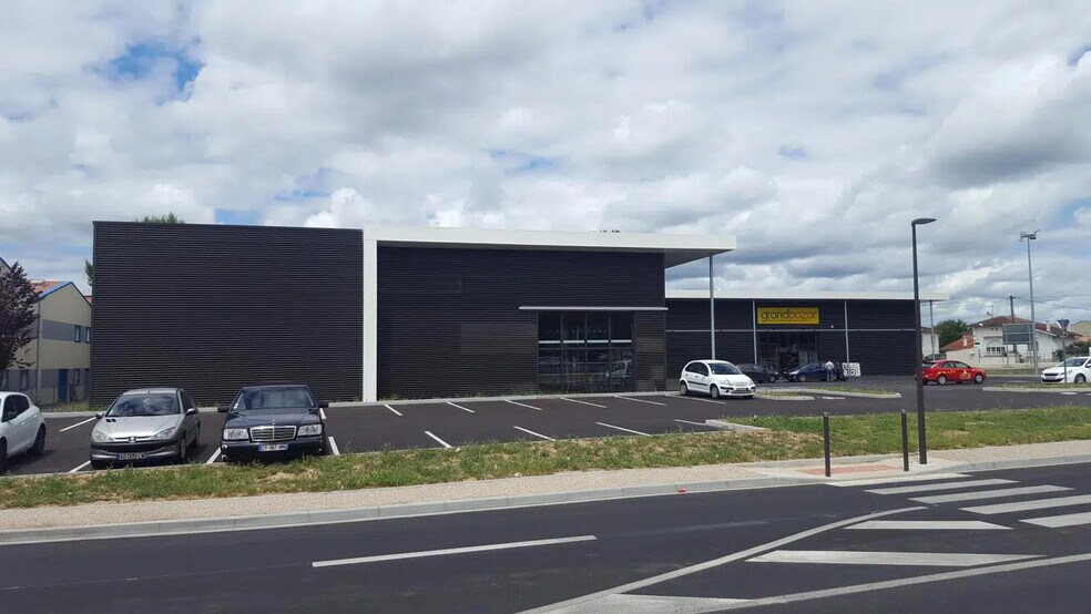 Retail in BIAS for lease - Building Photo - Image 2 of 2