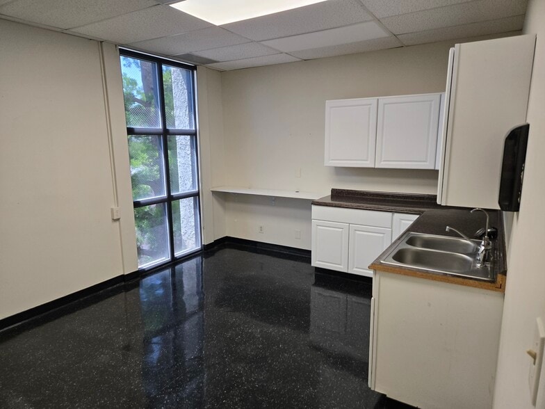 601 W Foothill Blvd, Claremont, CA for lease - Building Photo - Image 2 of 3