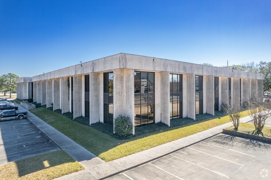 16630 Imperial Valley Dr, Houston, TX 77060