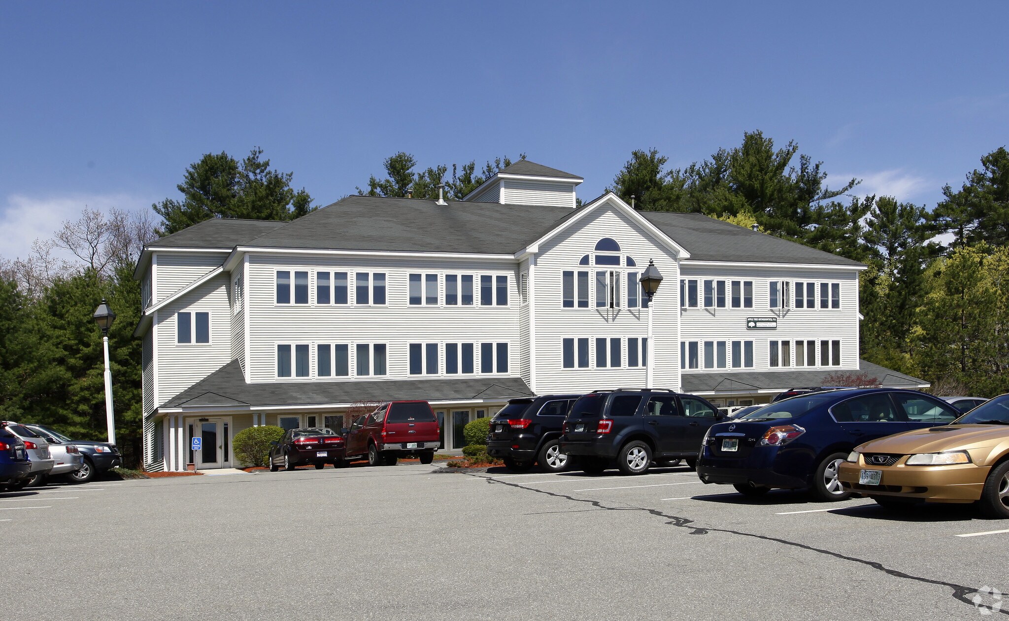 77 Gilcreast Rd, Londonderry, NH 03053