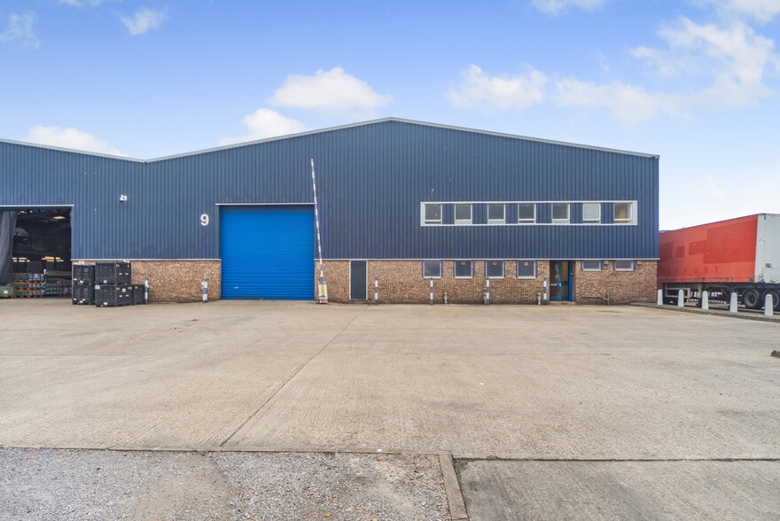 7-9 Manchester Way, Dagenham for lease - Primary Photo - Image 2 of 7