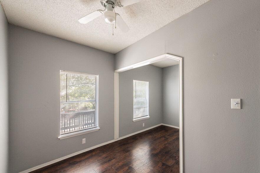 701 E Woodlawn Ave, San Antonio, TX for sale - Interior Photo - Image 2 of 43