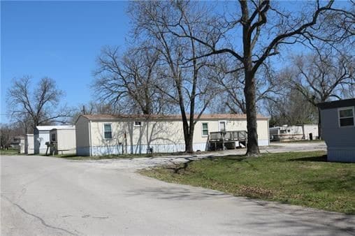 627 N Broadway St, La Cygne, KS for sale - Primary Photo - Image 1 of 6