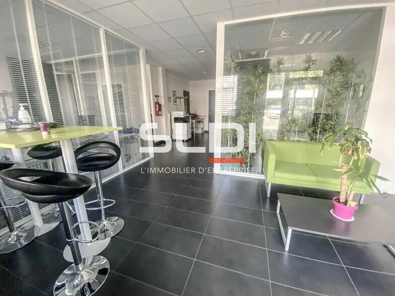 Office in Vaulx-en-Velin for lease - Interior Photo - Image 3 of 6
