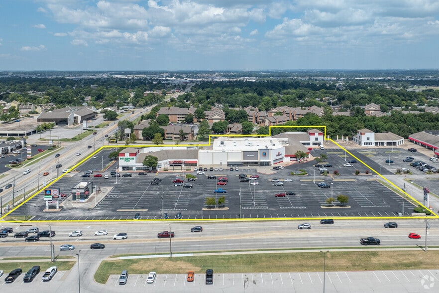 8221 E 61st St, Tulsa, OK for lease - Building Photo - Image 2 of 4