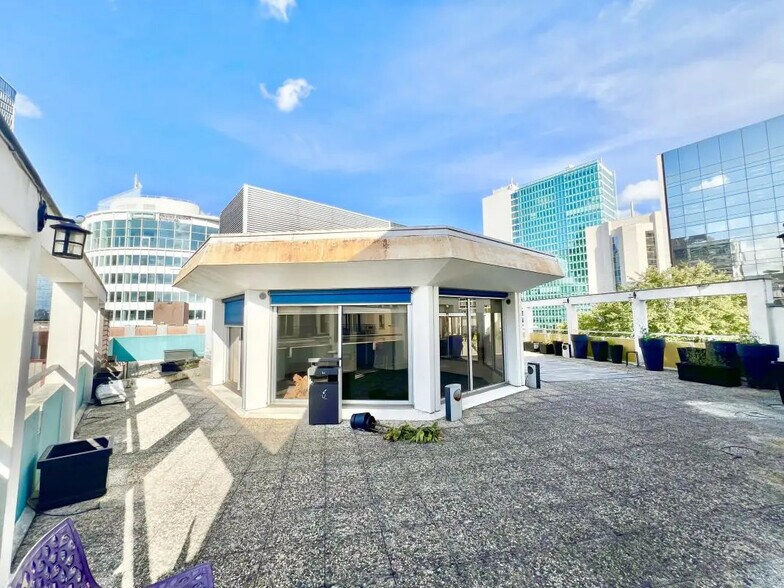 Office in Puteaux for lease - Building Photo - Image 1 of 7