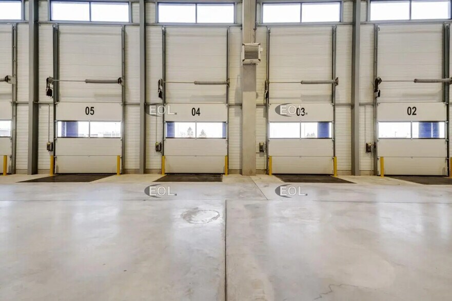 Industrial in Servon for lease - Building Photo - Image 3 of 8