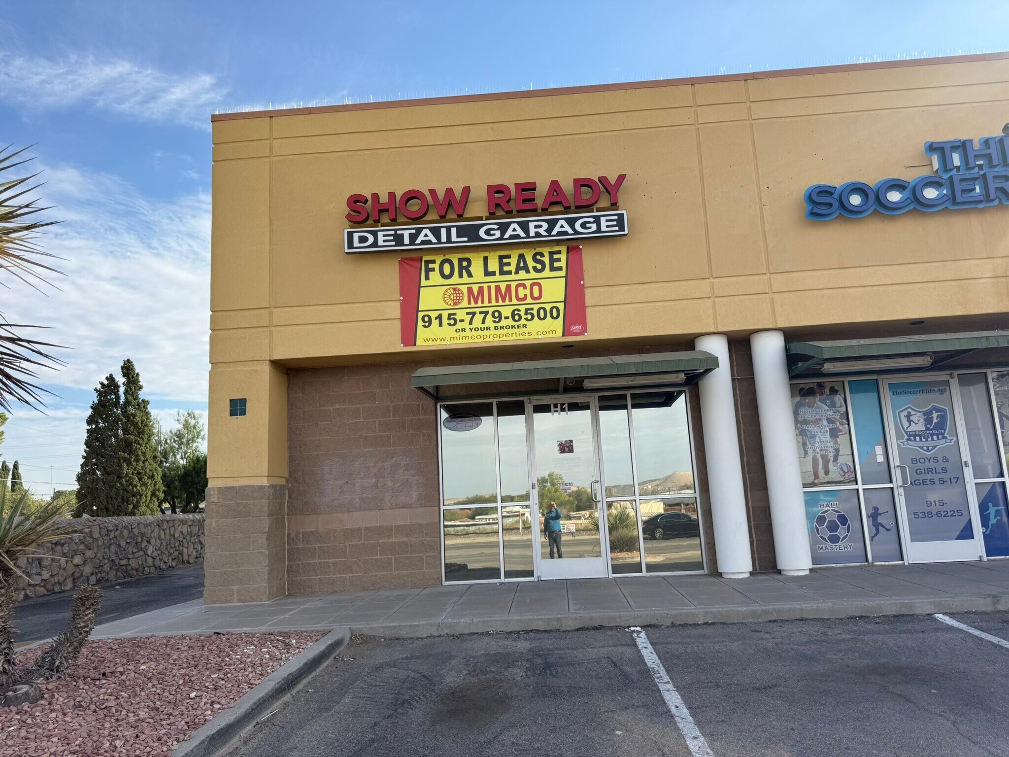 1060 Doniphan Park Cir, El Paso, TX for lease Building Photo- Image 1 of 2