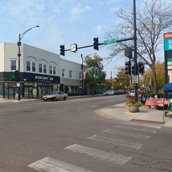 7000-7014 N Clark St, Chicago, IL for lease - Building Photo - Image 2 of 9