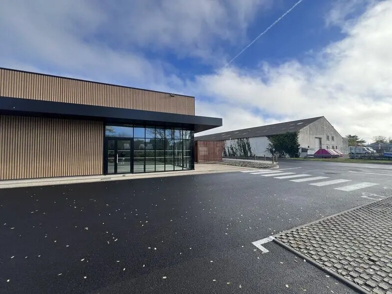 Flex in Sainte-Eulalie for lease - Building Photo - Image 2 of 5