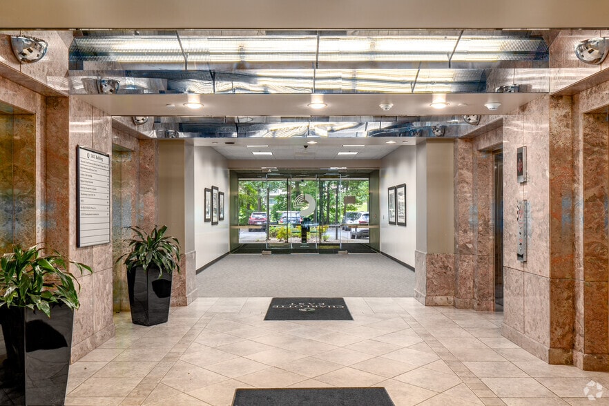 5855 Executive Center Dr, Charlotte, NC for lease - Lobby - Image 2 of 18
