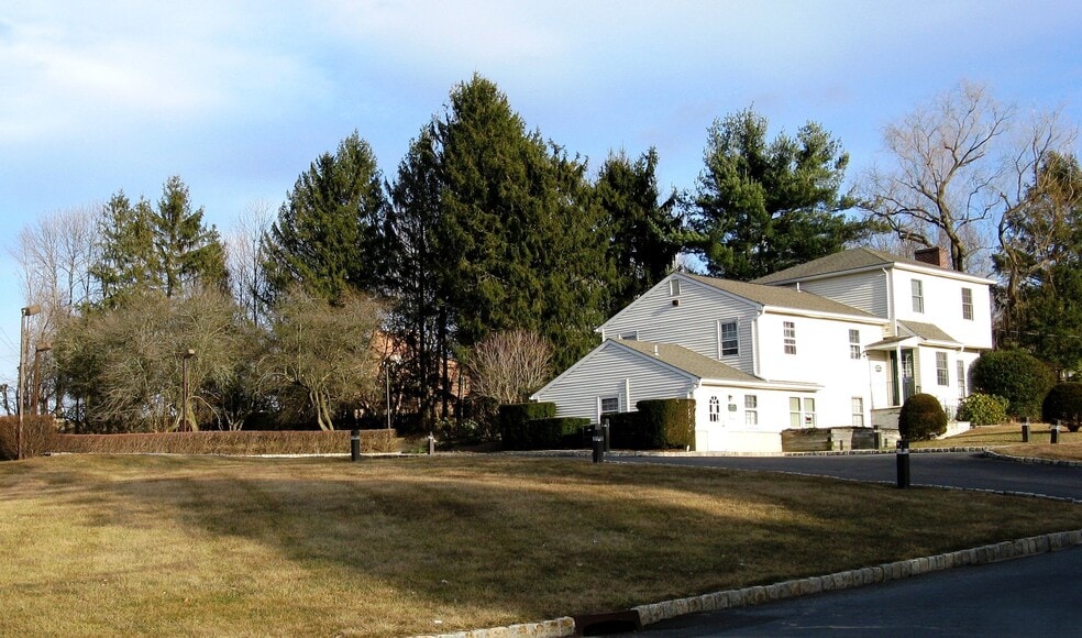 2 Mountain View Ave, Long Valley, NJ for lease - Building Photo - Image 1 of 11