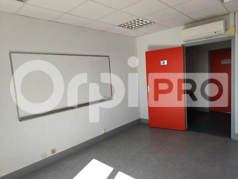 Office in Limoges for lease Interior Photo- Image 1 of 5