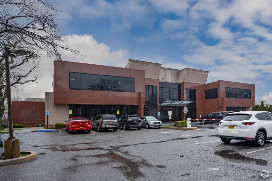 15 Verbena Ave, Floral Park, NY for sale - Primary Photo - Image 1 of 1