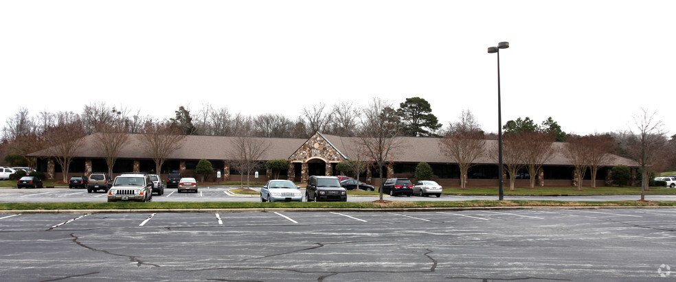 4194 Mendenhall Oaks Pky, High Point, NC for lease - Building Photo - Image 1 of 7