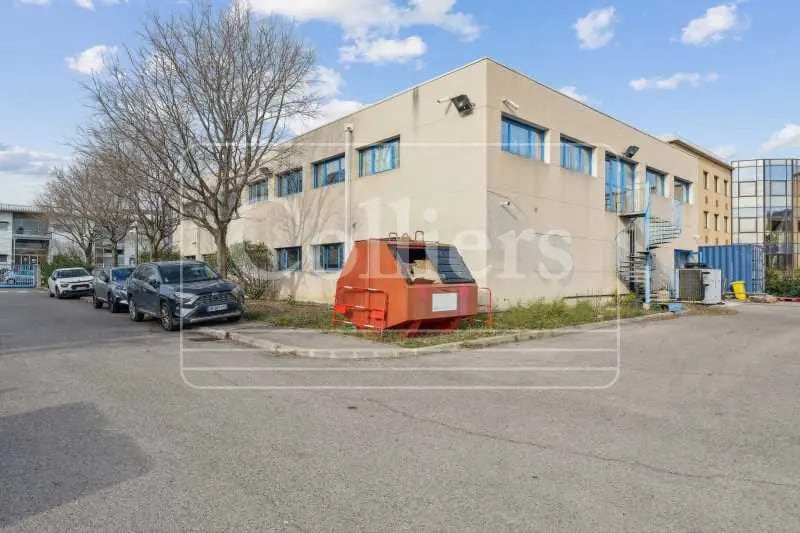 Office in Marseille for lease - Building Photo - Image 1 of 16
