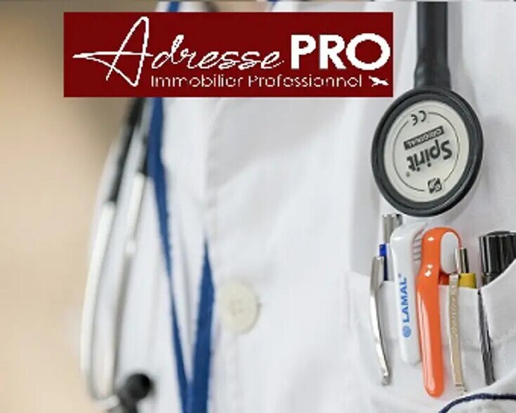 Retail in La Rochelle for lease - Building Photo - Image 1 of 3