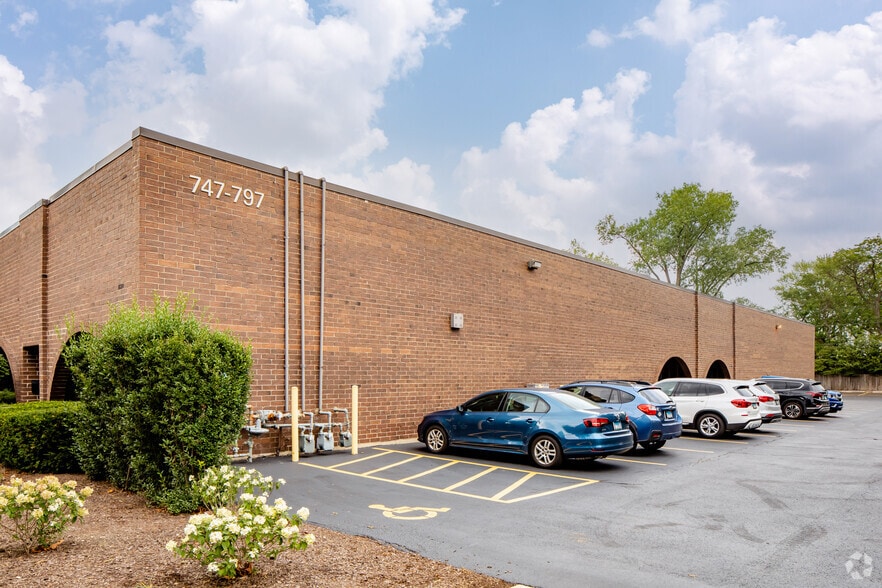 747-797 S Glenn Ave, Wheeling, IL for lease - Building Photo - Image 3 of 11