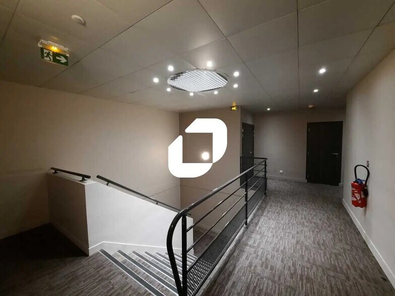 Flex in Villebon-sur-Yvette for lease - Interior Photo - Image 3 of 19