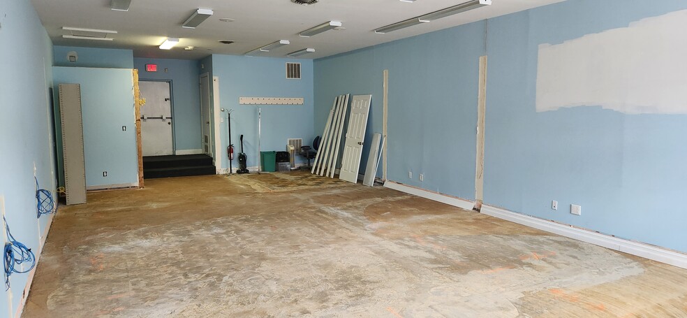 2468 Montauk Hwy, Brookhaven, NY for lease - Interior Photo - Image 3 of 7