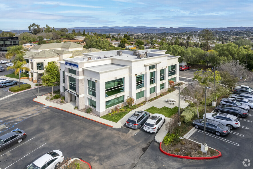 940 Canterbury Pl, Escondido, CA for lease - Building Photo - Image 2 of 5