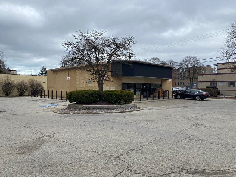 8357 Skokie Blvd, Skokie, IL for lease - Building Photo - Image 2 of 4