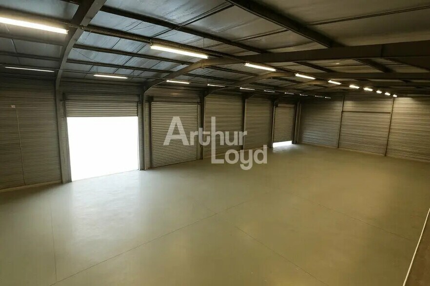 Industrial in Porte-de-Savoie for lease - Interior Photo - Image 3 of 6