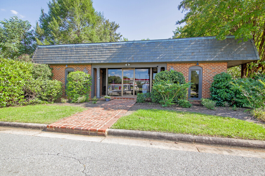 3211 Old Forest Rd, Lynchburg, VA for sale - Building Photo - Image 1 of 10