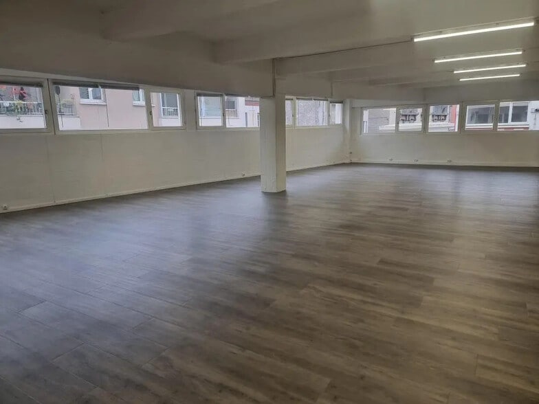 Office in Montreuil for lease - Interior Photo - Image 2 of 7