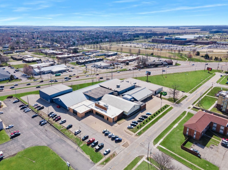 904 Four Seasons Rd, Bloomington, IL for sale - Building Photo - Image 3 of 26
