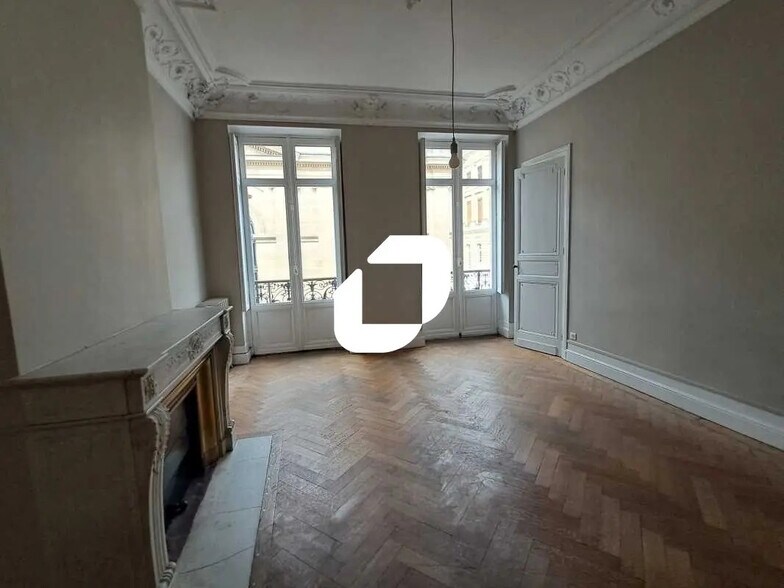 Office in Bordeaux for lease - Interior Photo - Image 2 of 13