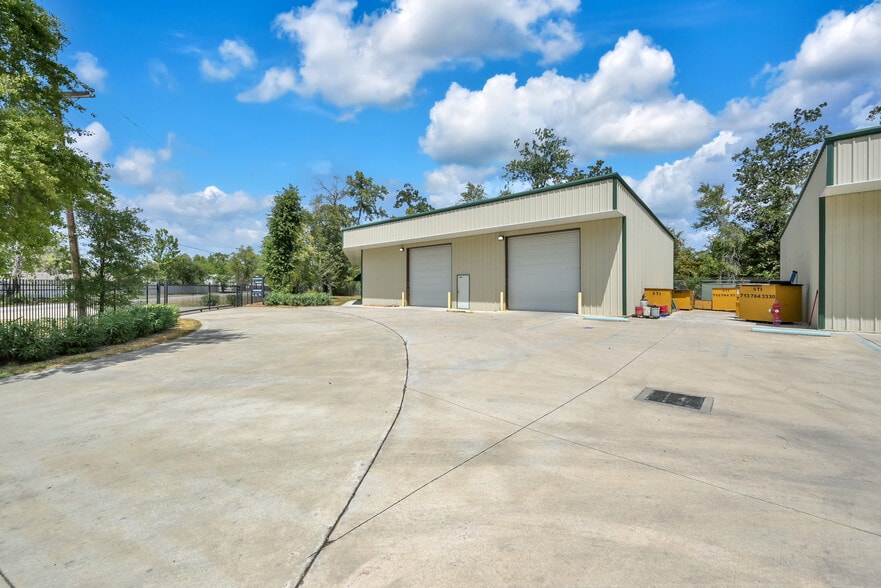 1988-2000 Airport Rd, Conroe, TX for lease - Building Photo - Image 1 of 10