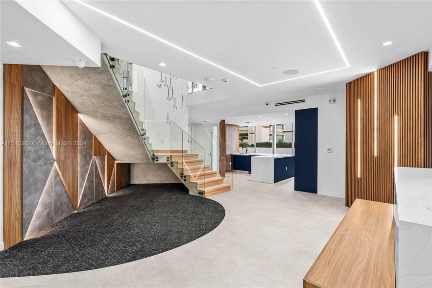 1300 Brickell Bay Dr, Miami, FL for sale - Interior Photo - Image 3 of 17