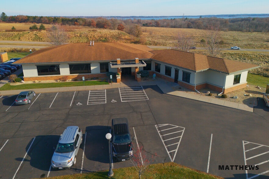 583 Lakeland Dr, Chippewa Falls, WI for sale - Primary Photo - Image 1 of 3