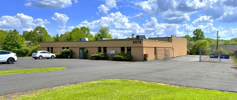 2075 Quaker Pointe Dr, Quakertown, PA for lease - Building Photo - Image 1 of 5