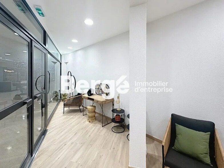 Retail in Mougins for lease - Interior Photo - Image 3 of 4