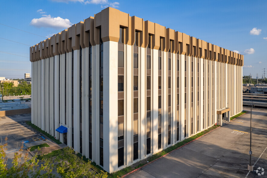 1919 N Loop W, Houston, TX for lease - Building Photo - Image 1 of 15