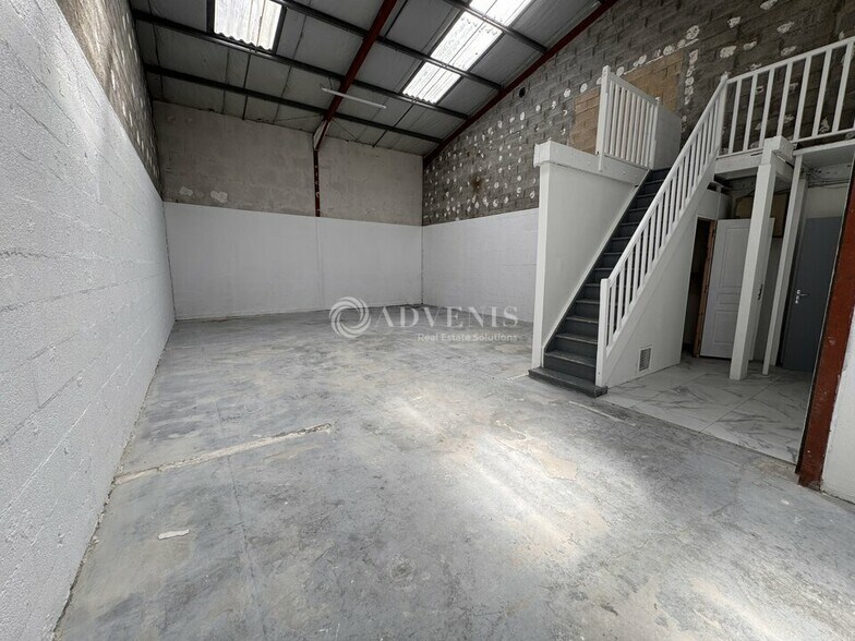 Office in Lisses for lease - Interior Photo - Image 1 of 4