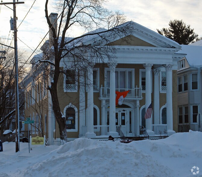1098 Parkwood Blvd, Schenectady, NY for sale - Primary Photo - Image 1 of 1