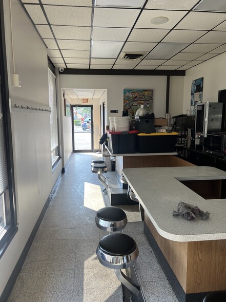 202 Rhode Island Ave, Rochester, PA for sale - Interior Photo - Image 3 of 5