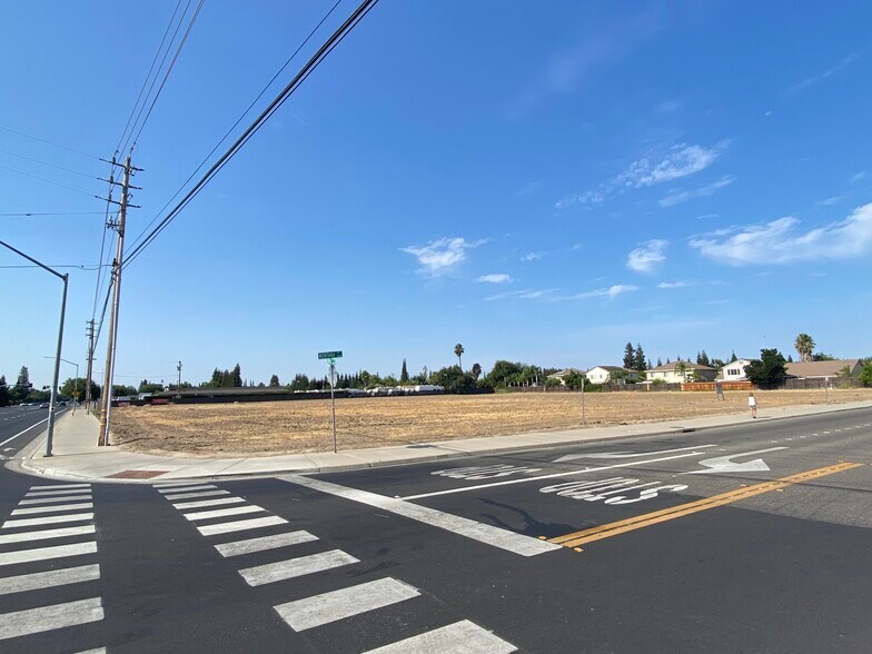 3955 Coffee Rd, Modesto, CA 95355