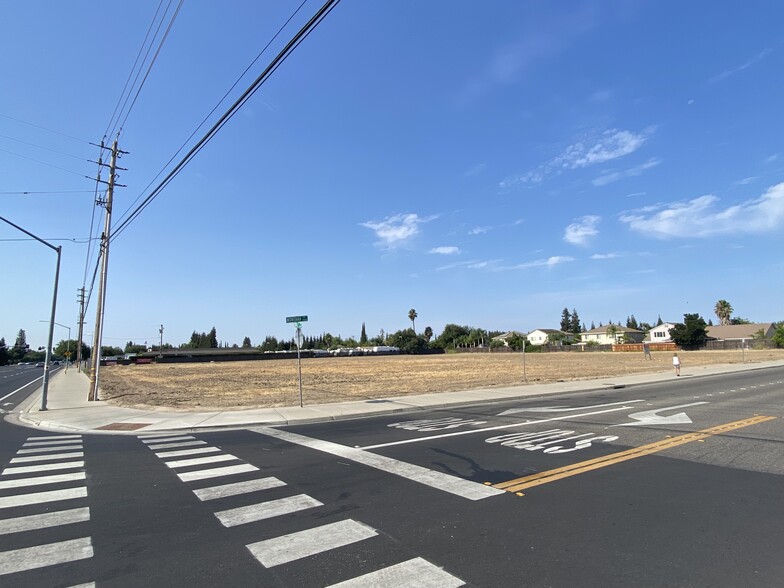 3957 Coffee Rd, Modesto, CA for sale - Primary Photo - Image 1 of 4