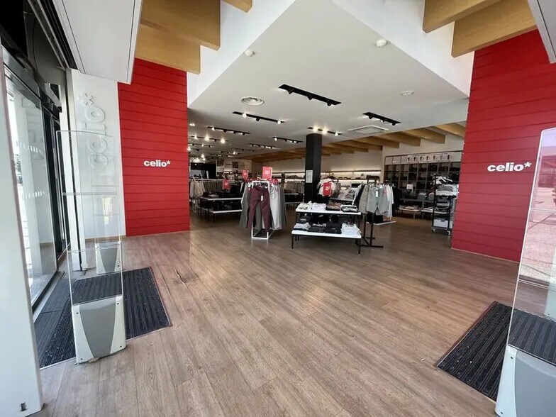 Retail in Saint-Maximin for lease - Interior Photo - Image 2 of 5