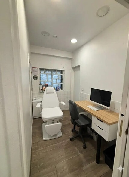 Retail in Neuilly-sur-Seine for lease - Interior Photo - Image 2 of 2