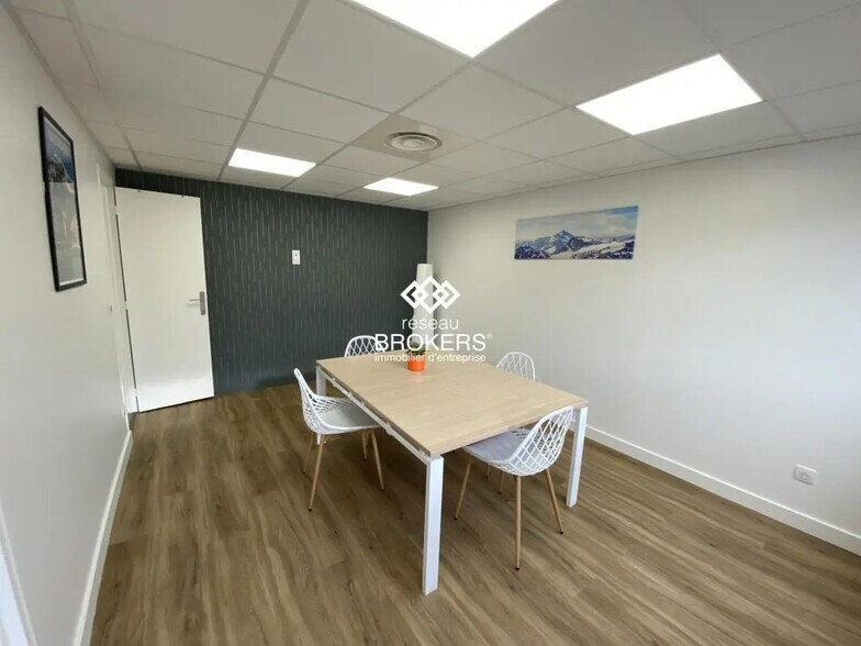 Retail in Crolles for sale - Interior Photo - Image 3 of 5