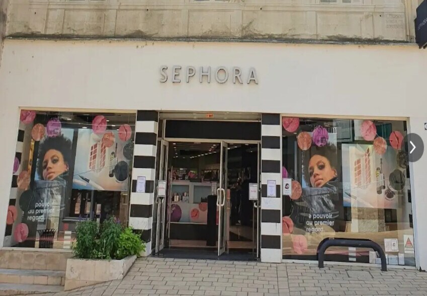 Retail in Angoulême for lease - Building Photo - Image 2 of 2