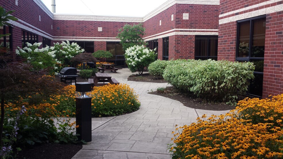 4670 Richmond Rd, Warrensville Heights, OH for lease - Building Photo - Image 2 of 4